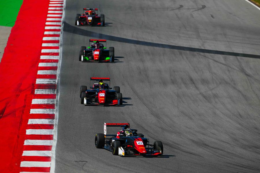 Enzo Yeh (Motopark) wins again and takes the points lead